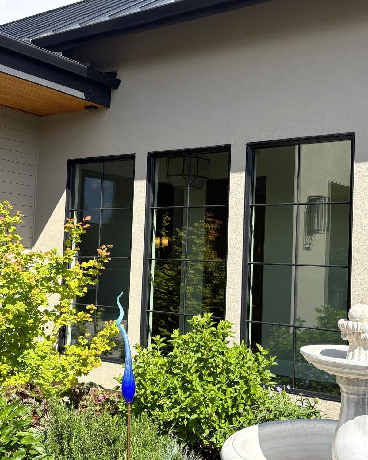 Pristine exterior glass on a luxury Central Oregon home after professional cleaning