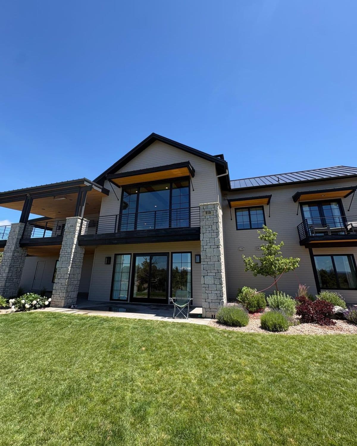 Professional cleaning the exterior windows of a modern Central Oregon home